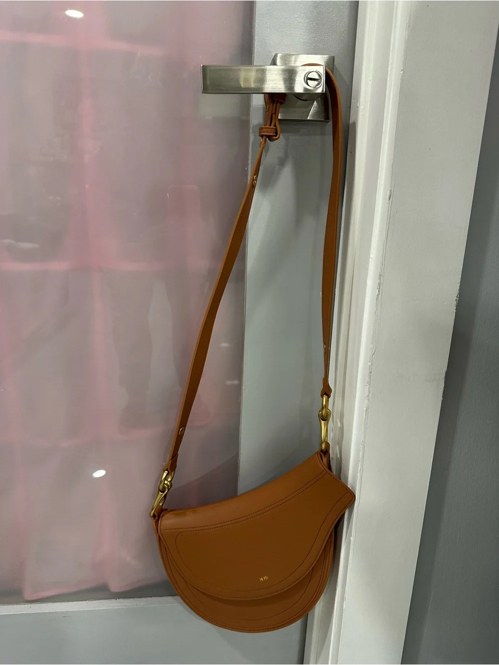 JW PEI curved saddle